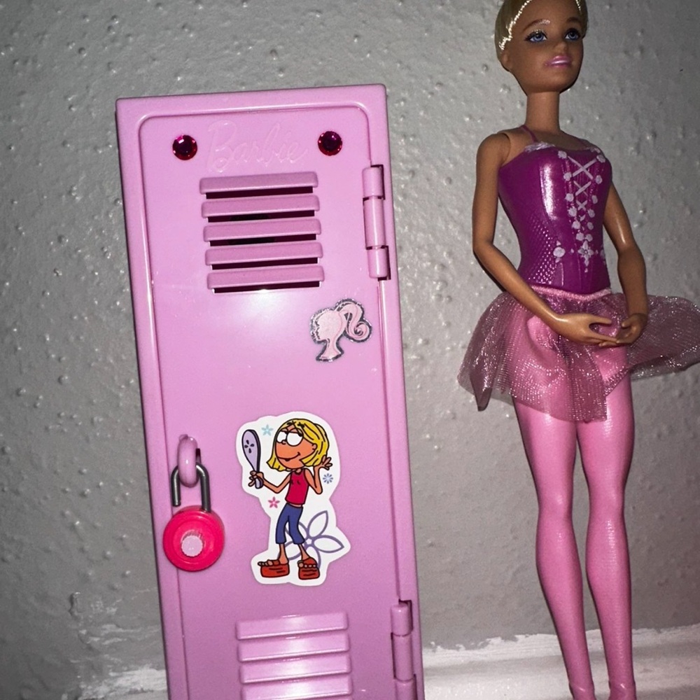 Barbie Pink & Ballet Doll Playset with Locker and Accessories - Picture 4 of 5